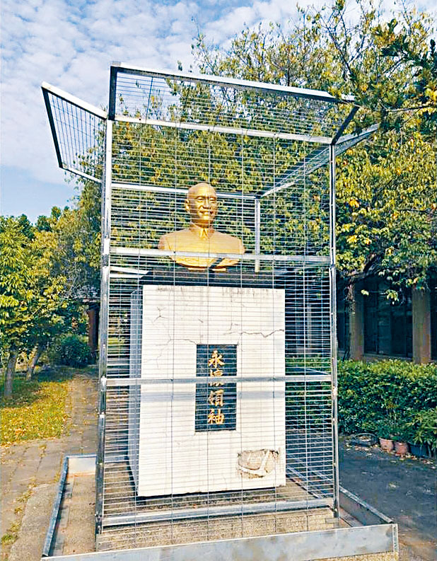 被「装」进铁笼的蒋介石铜像。