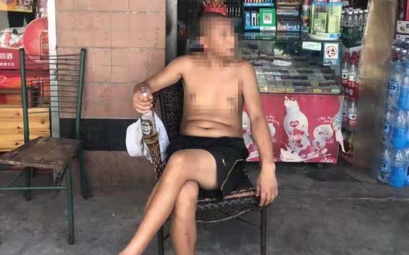 重庆一名男子报警指被人盗取啤酒，警员到场后发现男子是一宗盗窃案的疑犯。　网图