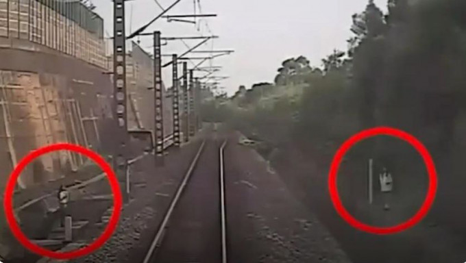 两初中女生闯火车路轨拍照，逼停两列车。