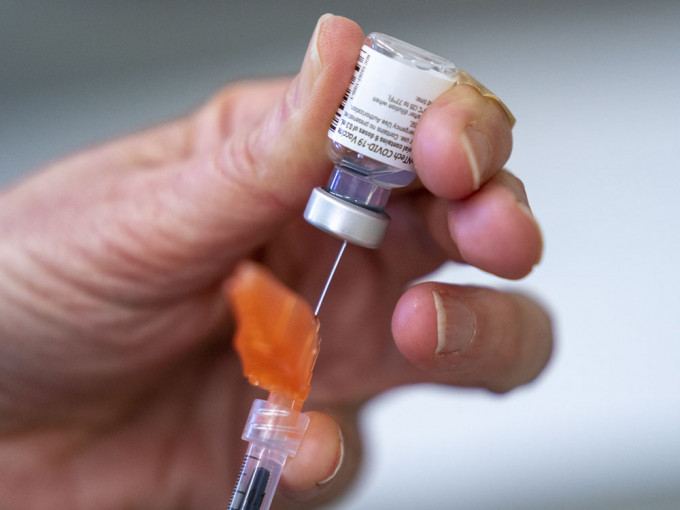 意大利女学生因操作失误被一次注射6剂辉瑞疫苗。AP资料图片