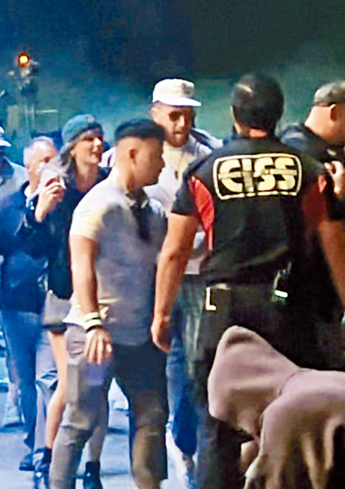 Taylor与男友Travis在保镖包围下，现身Coachella音乐节。