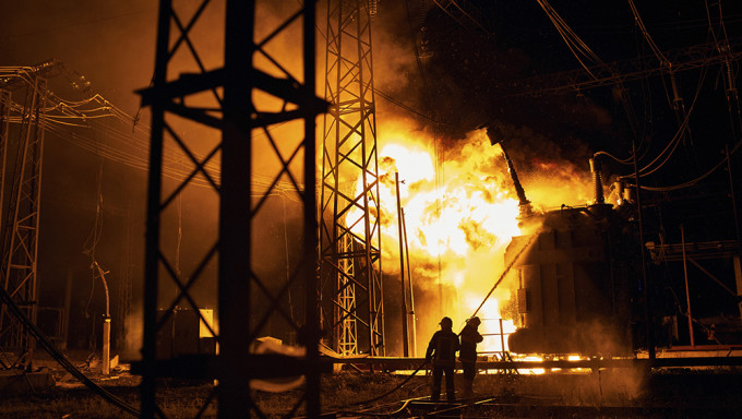 哈爾科夫一家發電廠周日遭俄軍火箭襲擊後，消防員到場滅火。AP