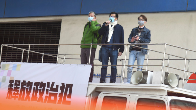 （右至左）民阵召集人陈皓桓、副召集人叶锦龙，和支联会主席李卓人在车顶上高呼口号。