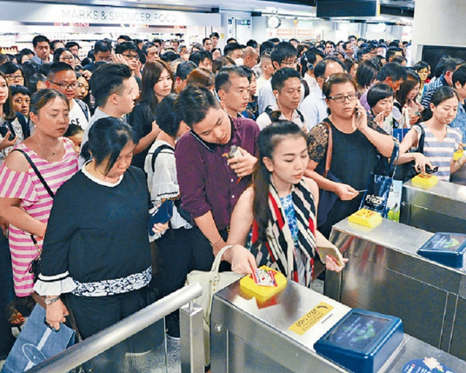 港鐵收費系統現時採用八達通或車票出入閘。資料圖片