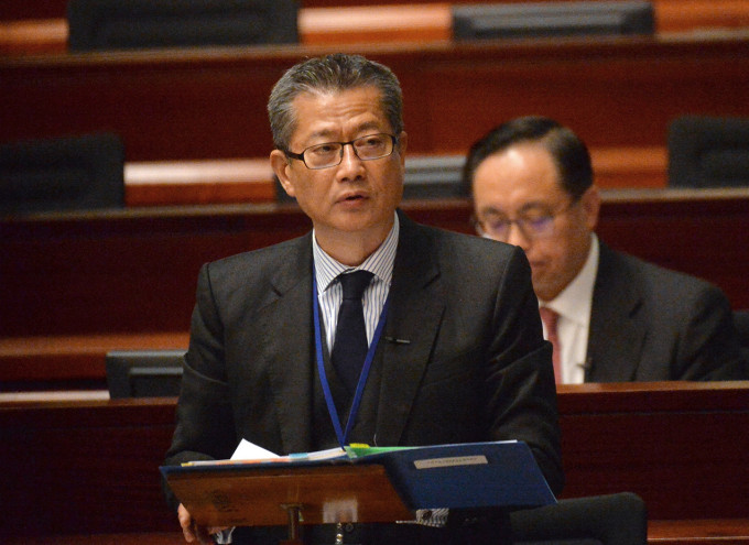 财政司司长陈茂波，将于明日宣布《财政预算案》。