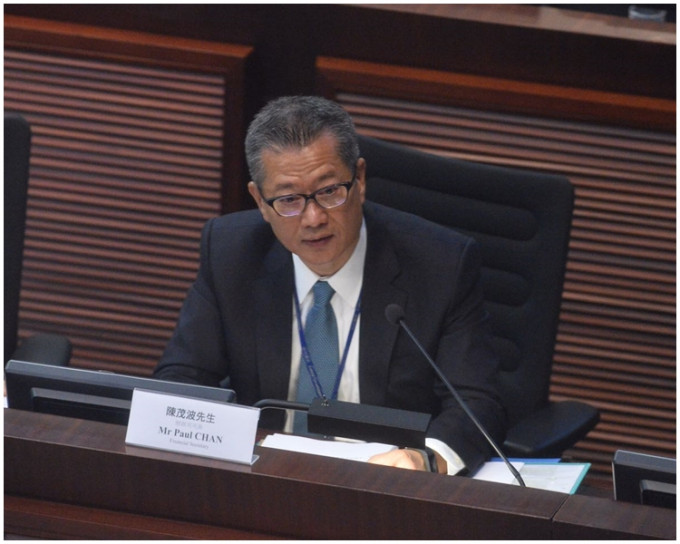 財政司司長陳茂波出席財經事務委員會會議。
