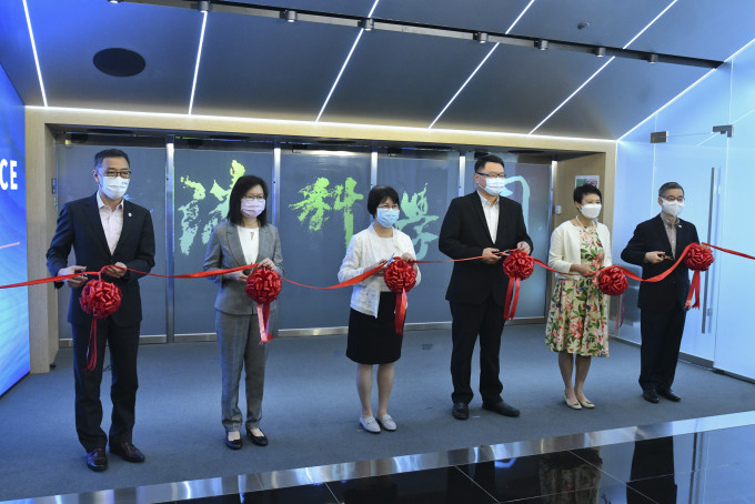 創科體驗館開幕。左一為香港科技園公司行政總裁黃克強、左四為科技園公司主席查毅超。
