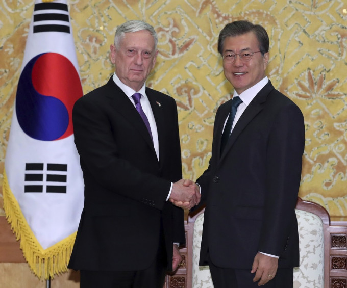 国防部长马蒂斯会见南韩总统文在寅。AP