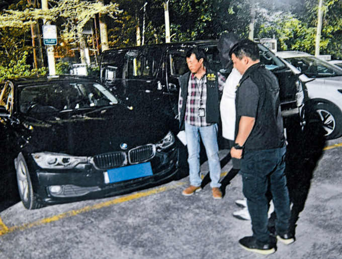一名被捕疑犯被押至新田一停車場搜查涉案私家車。