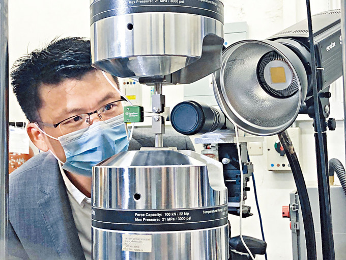 黃明欣指，超級鋼同時具有高延展性、屈服強度及高韌性，能廣泛應用在航空及汽車製造業、國防工業等。