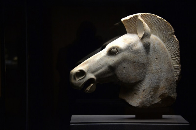 約公元前510-500年的《馬首》大理石塑像殘件。盧江球攝
