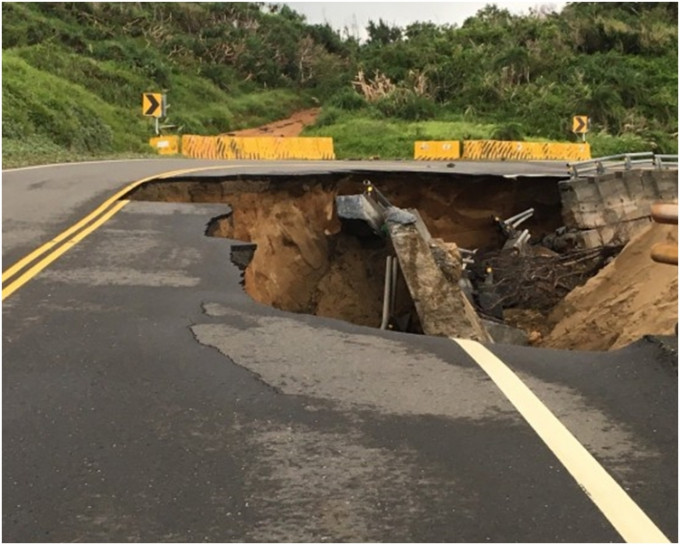 恒春半島6鄉鎮也災情嚴重，一段公路嚴重倒塌，半邊行車線需封閉。自由時報