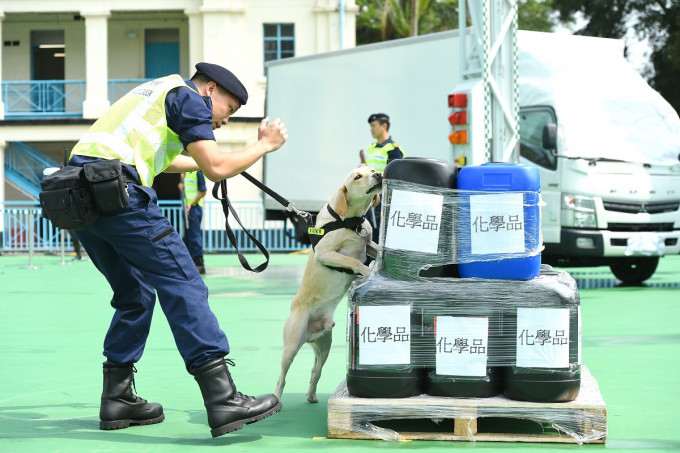 海關以爆炸品搜查犬及先進儀器協助清關工作，並參與跨部門反恐演習，檢查懷疑化學品。 海關提供