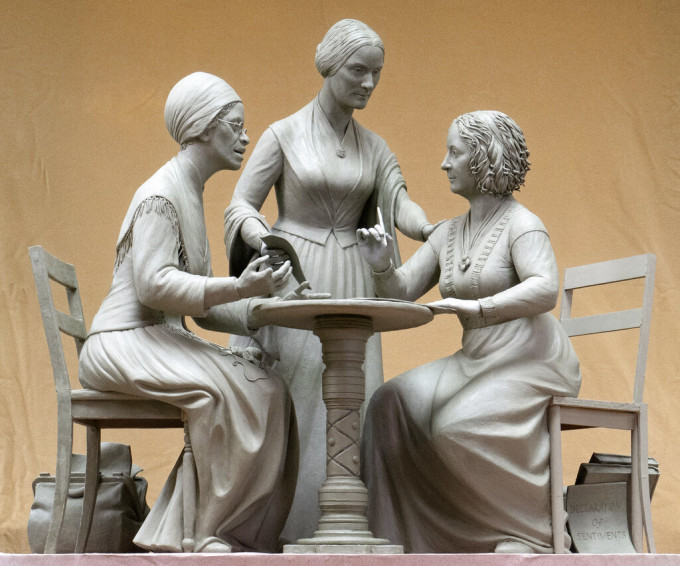 3座女性雕像分别是苏珊‧安东尼、伊利沙伯‧斯坦顿和索杰纳‧特鲁特。 AP