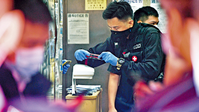 爆炸品处理课人员，在湾仔邮局检查可疑粉末信件及拍照存档。