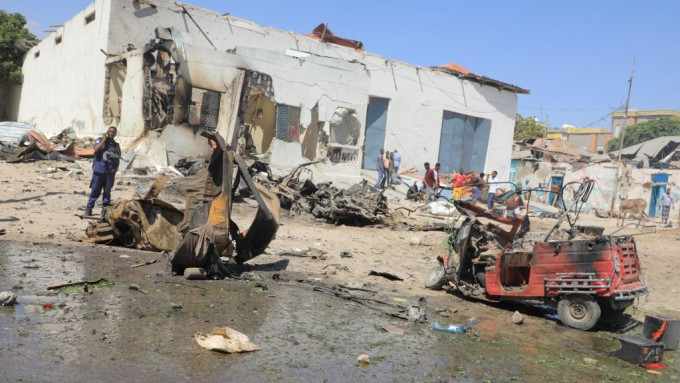 索馬里首都機場附近自殺式汽車炸彈襲擊。新華社圖片