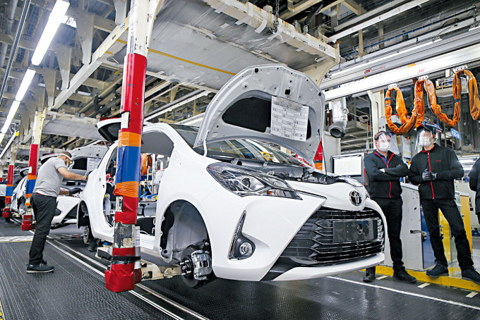 豐田車廠的法國職工去年四月在廠內戴口罩工作。