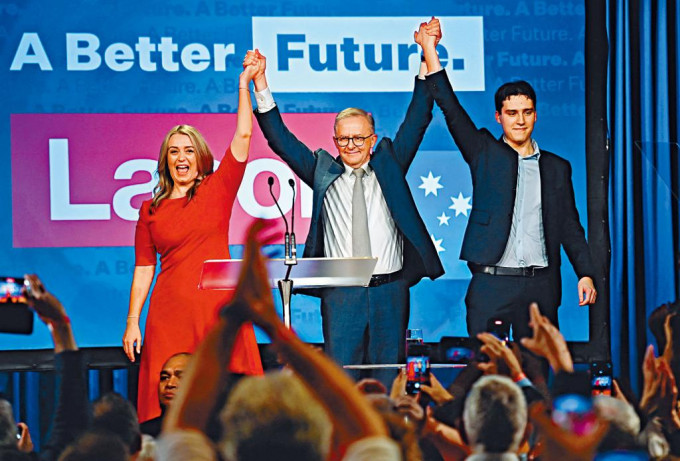 澳洲工党领袖阿尔巴内塞（中）与女友海顿和儿子纳森庆祝胜利。