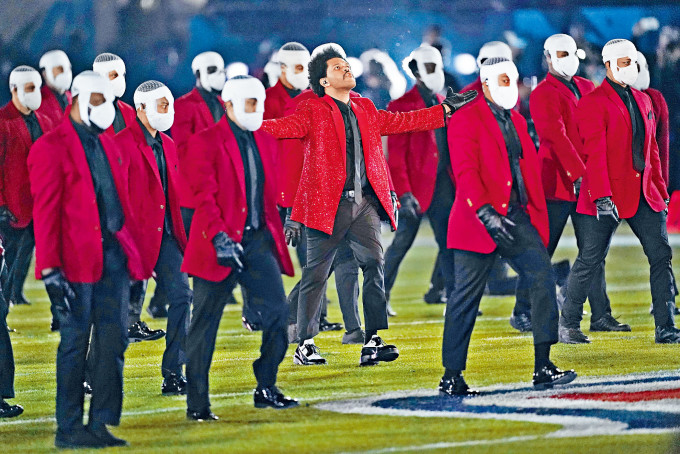 The Weeknd在超级碗带领过百以绷带包面的舞蹈员在球场整齐跳舞，如军队一样。