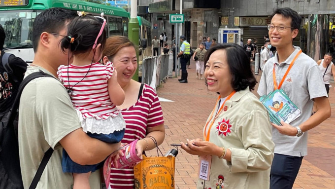 麦美娟到葵涌广场派单张宣传HKYouth+手机app，市民反应热烈。民青局FB