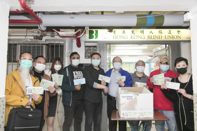 乔宝宝和堪舆学家司徒法正、艺人邱晴首站先到何文田香港失明人协进会送赠口罩。