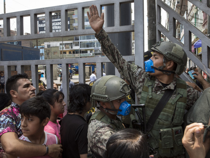 在秘魯首都利馬，當局派士兵到街頭巡邏維持秩序。AP