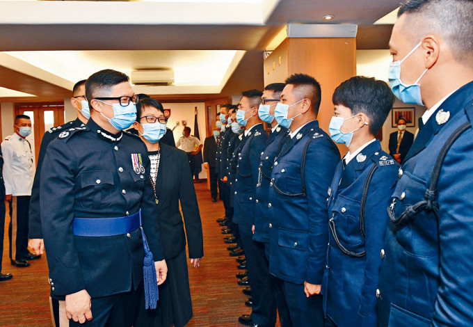 ■警務處處長鄧炳強（左一）昨出席香港警察學院的結業禮後，恭賀結業的見習督察。