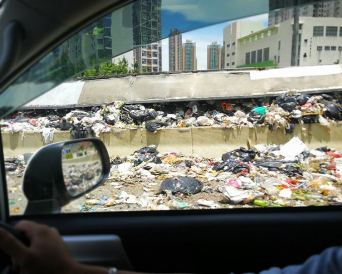 屯門有垃圾車翻側。香港突發事故報料區圖片