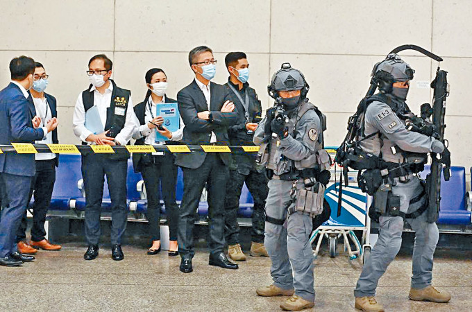 警务处处长萧泽颐（右四）亲自督师反恐演习。