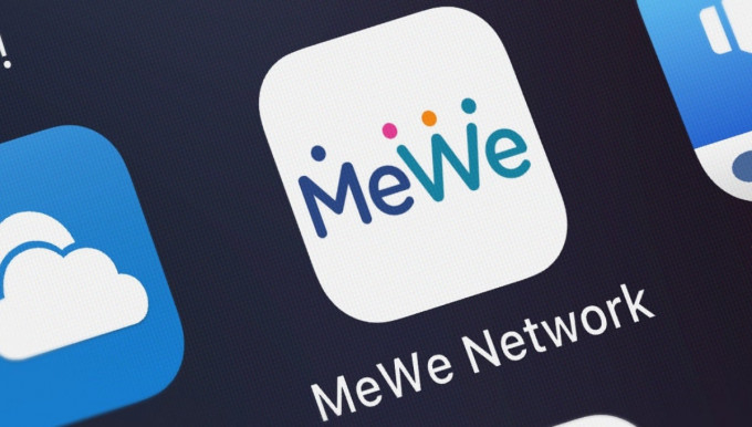 MeWe登至App Store 排行榜上免费热门App第一位，卖点亦针对配合用家需求，着重其私隐度及拥有传统社交媒体功能。