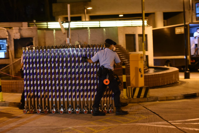 警员在恒顺园拉起封锁綫封区为居民检测。