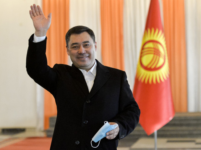 吉爾吉斯總統大選，反對派領袖扎帕羅夫大幅領先料大勝。AP圖