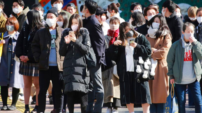 東京首次單日超過2萬人確診。AP圖片