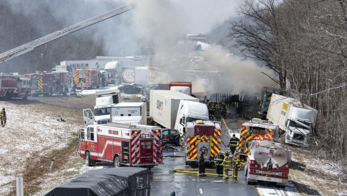 美国宾夕凡尼亚州逾五十车相撞，至少三人死亡。AP