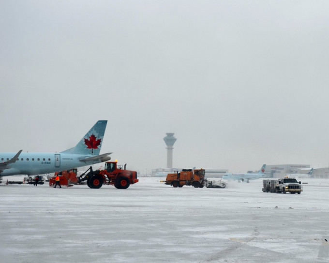 多倫多機場因要除雪除冰等原因已導致近500班航班取消或延誤。網圖