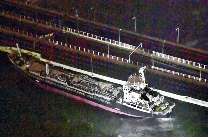 运油船撞毁大桥。AP