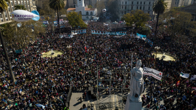数以万计的群众响应号召在5月广场聚集。AP