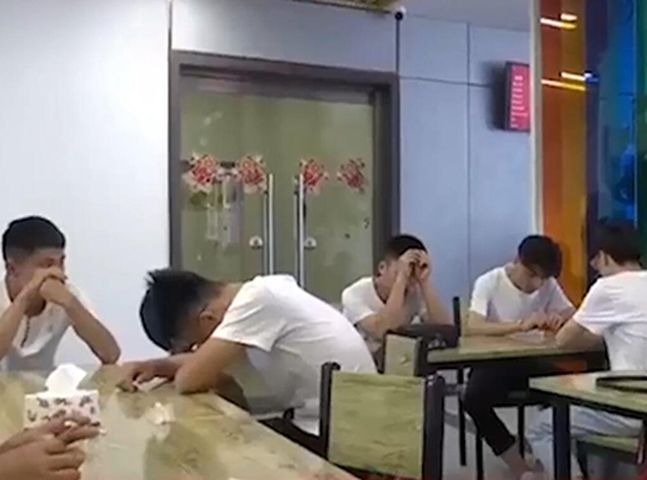 6名高考生最终错过外语考试。网图