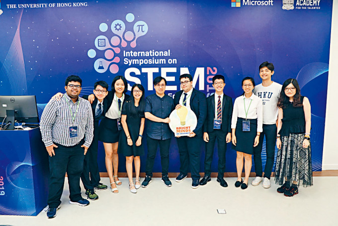 黄子晋（右四）和苏颖岚（左四）的队伍提出AI盲人手杖概念，去年在港大STEM教育国际研讨会荣获「最具创新性奖」。