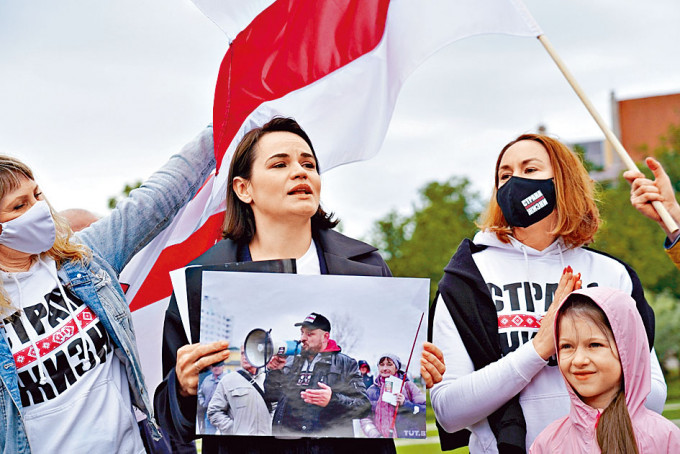 ■白俄反对派领袖季哈诺夫斯卡娅五月拿着夫婿照片，出席立陶宛举行的反白俄活动。