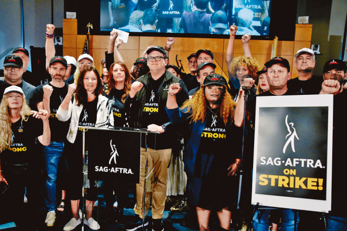 美国演员工会主席德雷舍（左二）周四与工会成员在洛杉矶工会总部举行记者会，宣布大罢工。　