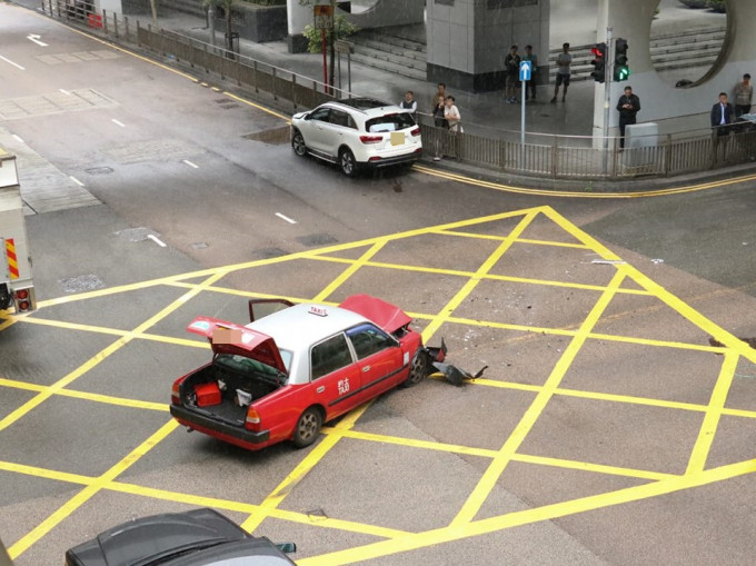 的士車頭嚴重損毀。網民Noddy Hon攝