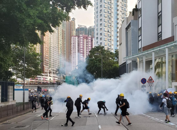警方使用催泪烟驱散示威者。资料图片