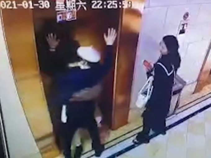 杭州男子在电梯间遭少女强吻，成为网络热话。