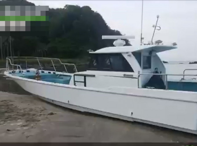 日警在靜岡縣南伊豆町海岸的一艘船隻上，發現近1噸重的「覺醒劑」。網圖