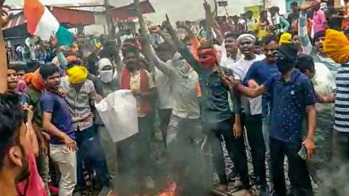 印度多地有青年上街抗議新募兵制度，並爆發激烈衝突。網上圖片