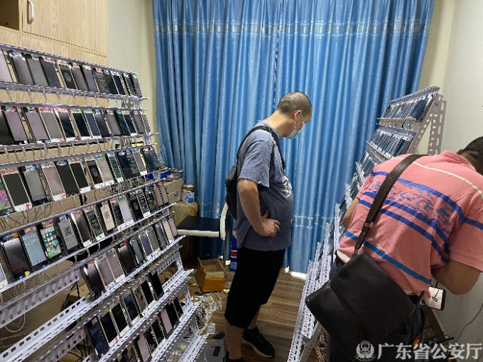 執法人員檢獲大量電話。廣東省公安廳圖片