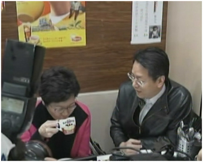 林鄭到樂富「落區」附近一間茶餐廳，點了熱奶茶及三文治。