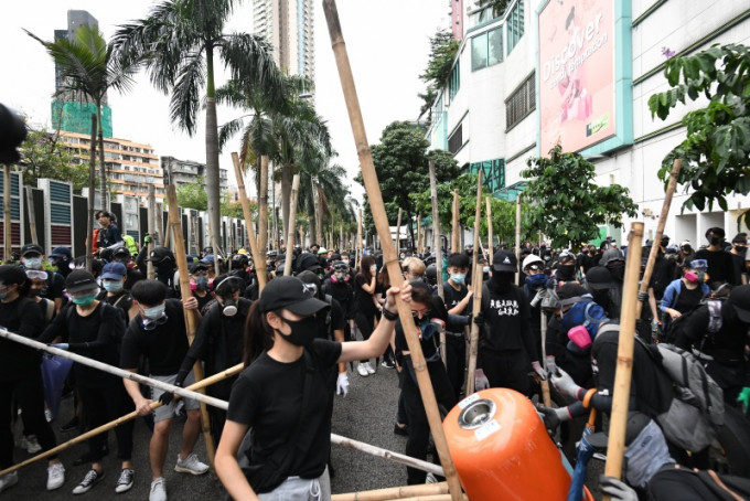 《人民日報》批評暴力分子破壞香港家園。