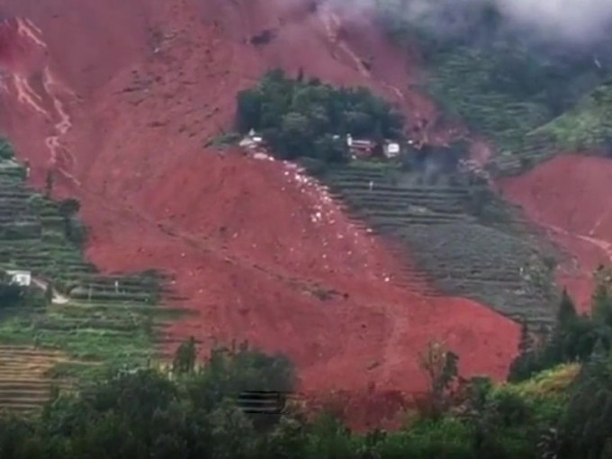 貴州水城縣山泥傾瀉，21幢房屋被埋，13人遇難身亡。（網圖）